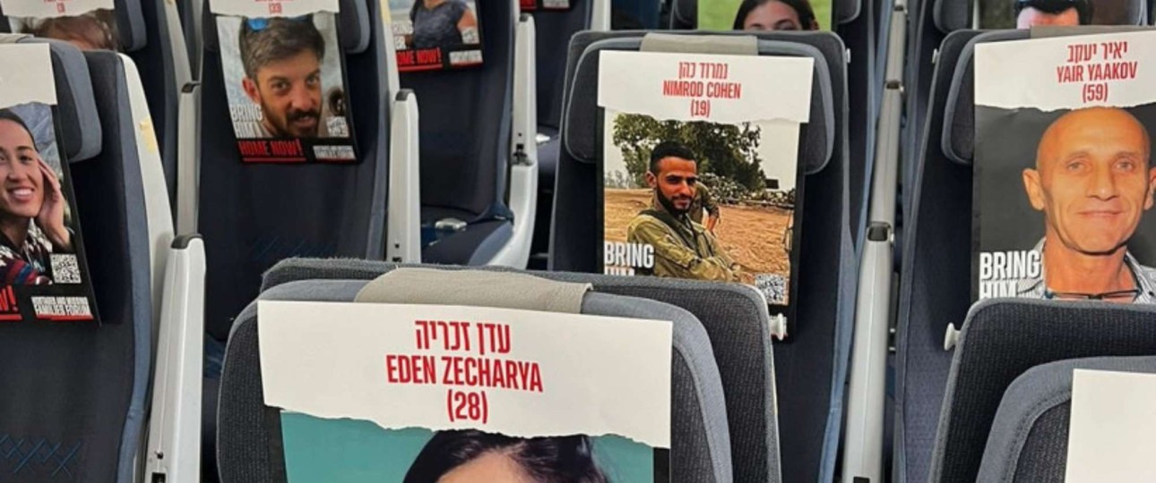 El Al hat auf einem Sonderflug Bilder von Vermissten auf alle Sitze geklebt: Die Aktion soll Aufmerksamkeit für das Schicksal der Geiseln schaffen.