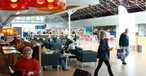 Fast-Food- und traditionelle Restaurants sollen den Passagieren Island schmackhaft machen.