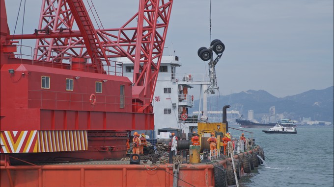 Die Teile der Boeing 747 von Air ACT werden auf eine Barge geladen.
