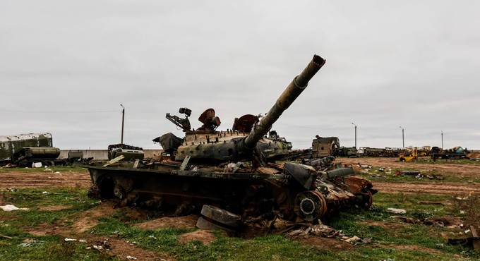 Doch in vielen Teilen zeigt sich die Zerstörung durch acht Monate Krieg. Ein Panzer der russischen Armee am Flughafen.
