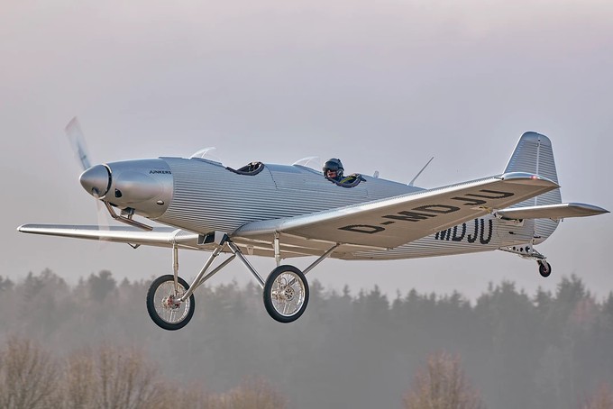 <span style="font-weight: 400;">Am 3. August 2024 absolvierte die Junker A50 ihren Erstflug. <a href="https://www.aerotelegraph.com/fliegen-wie-1929-mit-der-junkers-a50-heritage">Die A50 Heritage soll dem Gefühl von 1929 deutlich näher kommen</a>. Denn statt Touchscreens sind im Cockpit analoge Instrumente verbaut. Angetrieben wird die Heritage von einem 124 PS starken 7-Zylinder-Sternmotor. In der A50 von vor 95 Jahren war ein 5-Zylinder-Sternmotor verbaut.</span>