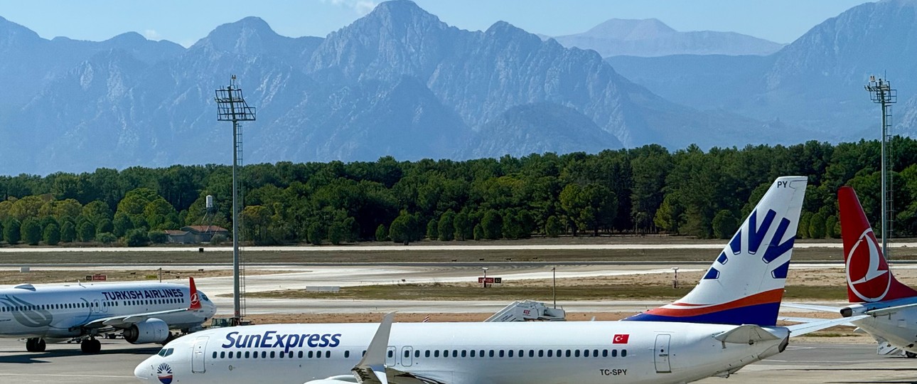 Rang 30 und damit der letzte Platz: Am Flughafen Antalya kamen zwischen Juni und August 2024 laut Eurocontrol nur 39 Prozent der Flüge pünktlich an. Das war ein Minus von 13 Prozentpunkten im Vergleich zum Vorjahreszeitraum.