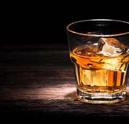 Sehen Sie, was Air New Zealand im Jahr 2022 an ihre Fluggäste ausschenkte, präsentiert mit Symbolbildern: 5341 Liter Whiskey.