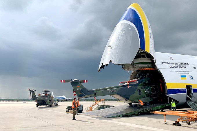 Beladung des XL-Frachters mit Hubschraubern der Bundeswehr.