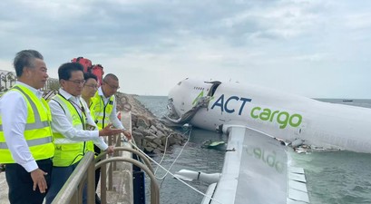 Flughafenmanagement und Flugzeugwrack: Die Boeing 747 wird nun langsam geborgen.