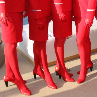 Die roten Strumpfhosen von Austrian Airlines: Objekt der Liebe und des Hasses.