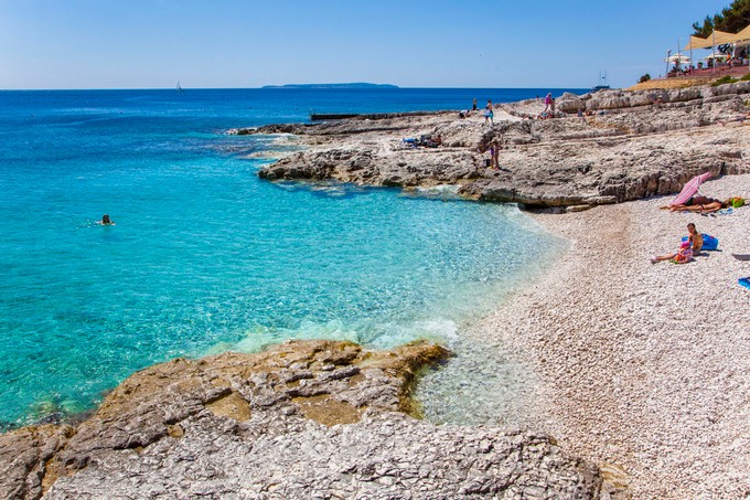 Feiner Kies und Borik Beach Bar in der Bucht Suncana Uvala