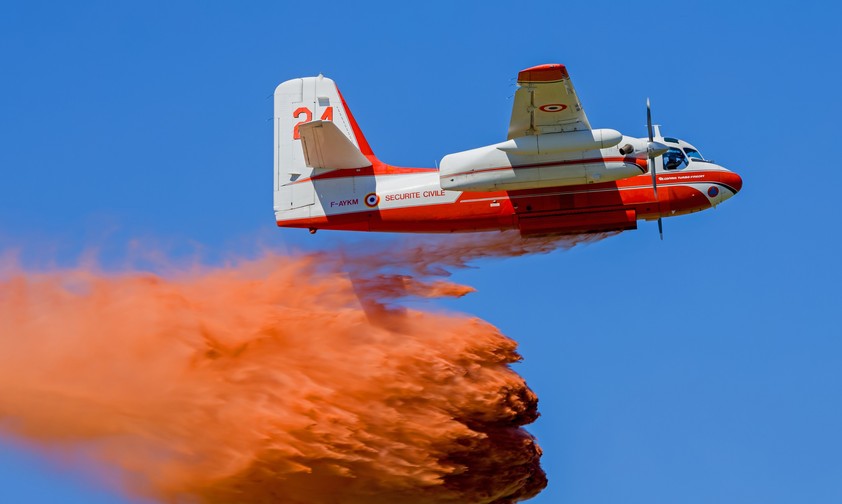 Eine Conair Turbo Firecat: Abwurf in zwei Phasen.