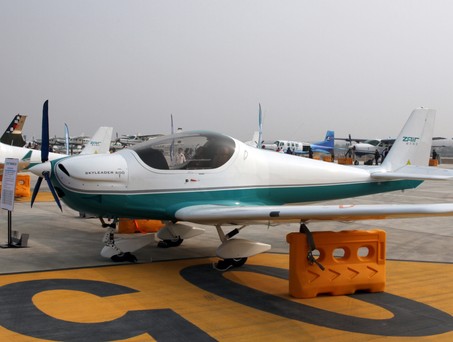 Mehrere chinesische Kleinflugzeug auf einer Messe in Wuhan: Aktuell dürfen nur noch Linien- und Rettungsflüge in China starten.