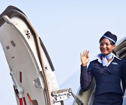 Flugbegleiterin von Korongo Airlines: Sie winkt nie wieder für die Fluglinie.