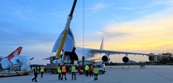 Die Antonov An-124 bei der Beladung in Luxemburg: Der Jet ...