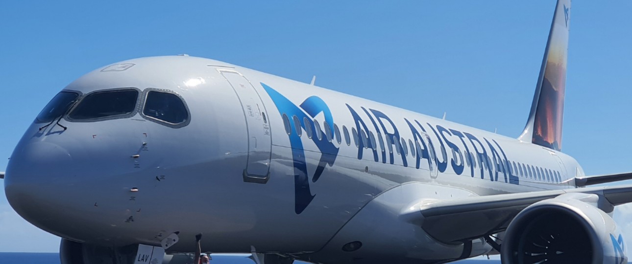 Ein Airbus A220 von Air Austral: Die Triebwerksreparatur gestaltet sich als schwierig.