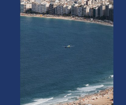 Die Embraer E195-E2 über der Copacabana: Azul feierte mit der Aktion das brasilianische Fußballteam der Männer.