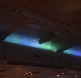 Wie Nordlichter erstrahlt die Kabinenbeleuchtung einer B757 von Iceland Air.