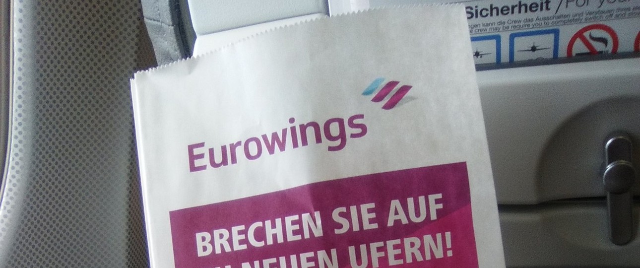 Spucktüte als Marketinggag bei Eurowings: Künftig je Sitzreihe nur noch einmal.