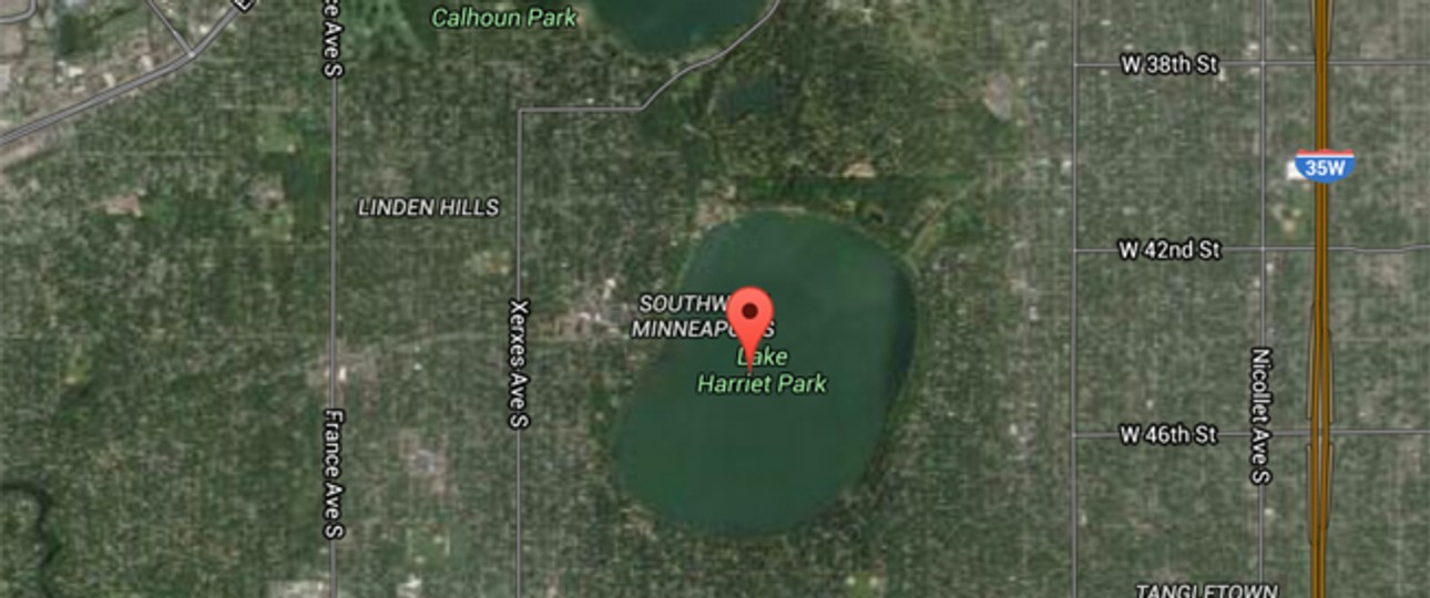 Lake Harriet: Inzwischen ist das Flugzeug verschwunden, doch bis vor Kurzem konnte man bei genauem Hinsehen noch das hier erkennen: