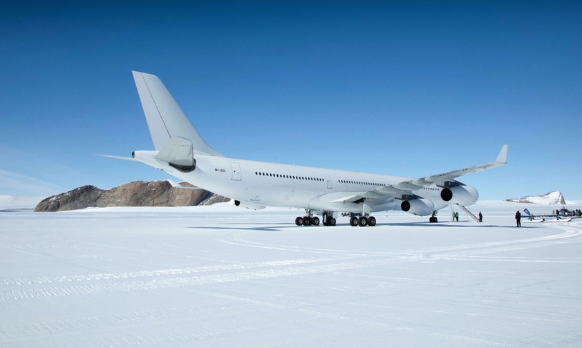 Airbus A340 von Hi Fly auf dem Wolf’s Fang Runway in der Antarktis: Nach 4630 Kilometern Flugstrecke ab Kapstadt ...
