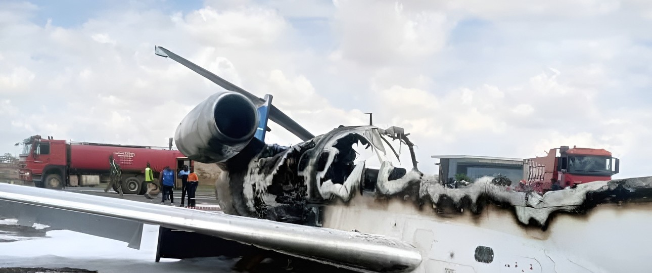 Das Wrack der Embraer ERJ 145: Total ausgebrannt.