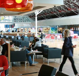 Fast-Food- und traditionelle Restaurants sollen den Passagieren Island schmackhaft machen.