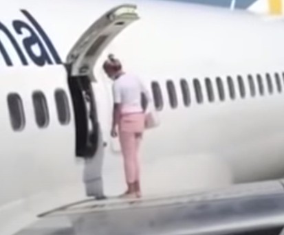 Passagierin spaziert auf Flügel von Boeing 737