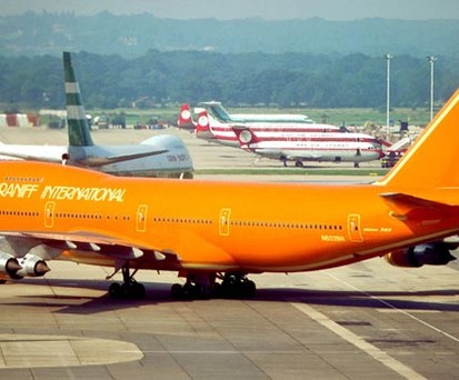 Braniff wurde 1928 als Tulsa-Oklahoma City Airline gegründet. Die Gründer Gebrüder Braniff verkauften sie bald und bauten 1930 eine neue Airline mit ihrem Namen auf. Nach und nach wuchs sie zu einer der großen Anbieter in den USA heran.