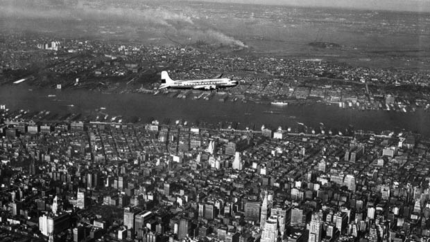 1946 flog KLM zum ersten mal nach Nordamerika. Die Strecke Amsterdam - New York wurde mit einer Douglas DC-4 abgedeckt.