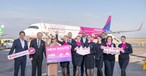 Wizz Air mit neuer Strecke ab Berlin: Airline-Mitarbeitende und Vertretende des Flughafens freuen sich über die neue Strecke.