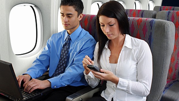 Man und Frau Sitz an Sitz: Manche bereuen ihre ausgebliebene Initiative nach dem Flug.