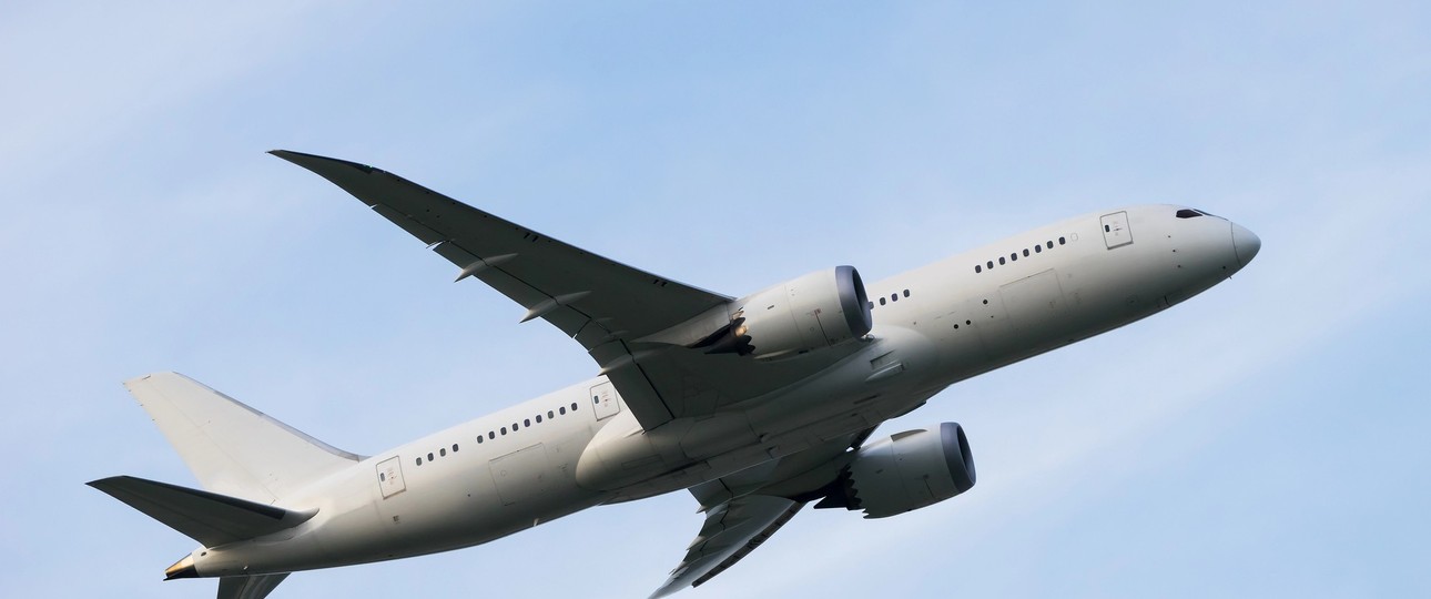 Boeing 787-8 im Flug: Dreamliner könnten bald zu Frachtflugzeugen umgerüstet werden.