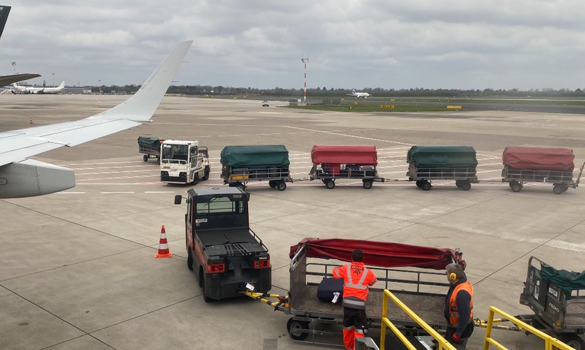 Gepäck wird aus einem Flieger am Flughafen Düsseldorf ausgeladen (Archivbild): War dieses Wochenende eine Herausforderung.
