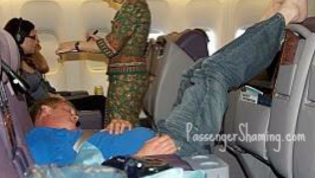 «Passenger Shaming» nimmt sich auf Social Media Plattformen den Fluggästen an, in deren Nähe man wirklich nicht sitzen möchte. Der Typ Beine hoch ist einer der harmloseren.