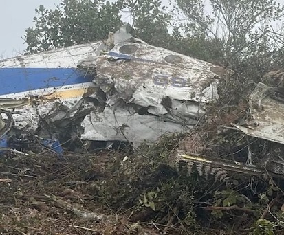 Das Wrack der Beechcraft 1900 von Satena: Liegt in schwierigem Gelände.