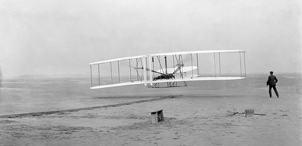 Die Wright Brüder bei ihrem Erstflug: Angeblich kamen ihnen einige Piloten aus Indien zuvor.