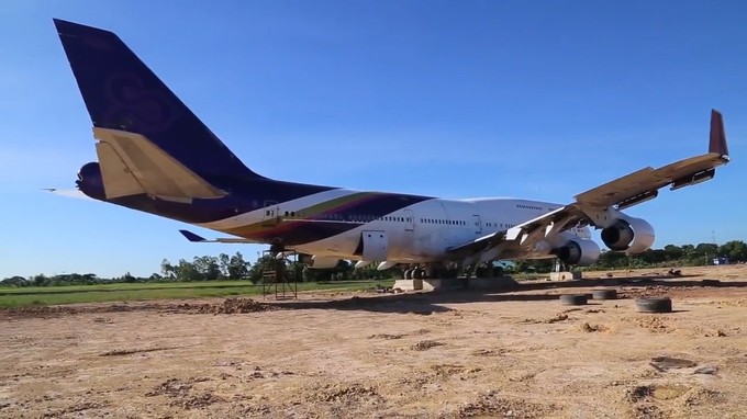 An seine jetzige Position gelangte das Flugzeug über den Landweg.