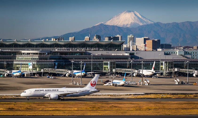 Flughafen Tokio-Haneda mit dem Fuji im Hintergrund: Japanische Airlines sollen sich bei Inlandsflügen künftig abstimmen.