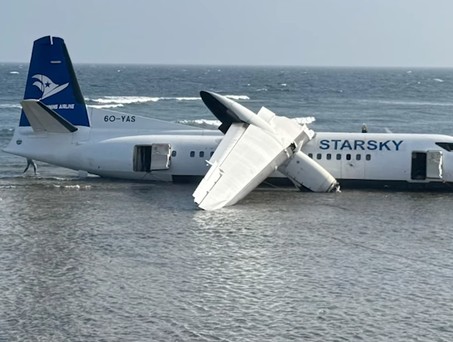 Die Fokker 50 nach der Notlandung: Niemand kam bei dem Unglück ums Leben.