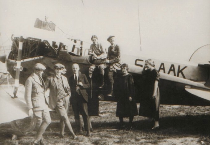 1924 ging alles los - aber noch am anderen Ort: Die Fraport-Vorgängerin Südwestdeutsche Luftverkehrs-AG wurde am 2. Juli 1924 von der Stadt gemeinsam mit Unternehmen gegründet. Der Flugplatz befand sich zu diesem Zeitpunkt am heutigen Rebstockpark hinter der Messe.