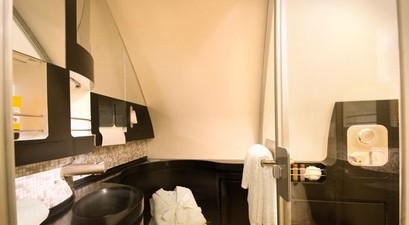 ...ein eigenes Badezimmer mit Dusche. Am 27. Dezember geht die Etihad-Residence zum ersten Mal mit Luxusgästen und Butler in die Lüfte.