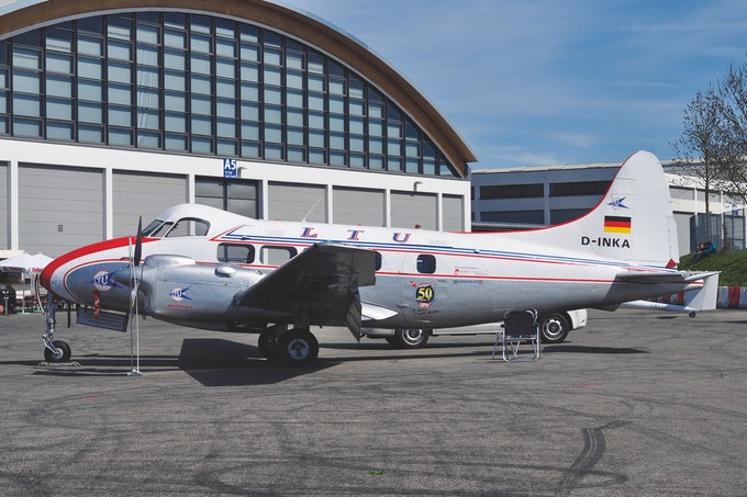 Die originale De Havilland Dove mit dem Kennzeichen D-INKA flog ab 1957 für LTU, wurde aber zwei Jahre später nach ihrer Veräußerung an die belgische Sotramat zerstört, als sie in Frankreich gegen einen Hochspannungsmast prallte.