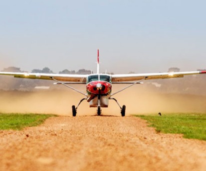 Ein Kleinflugzeug am Flugplatz Kidepo: Die Regierung will vier Flugplätze Ugandas ausbauen.