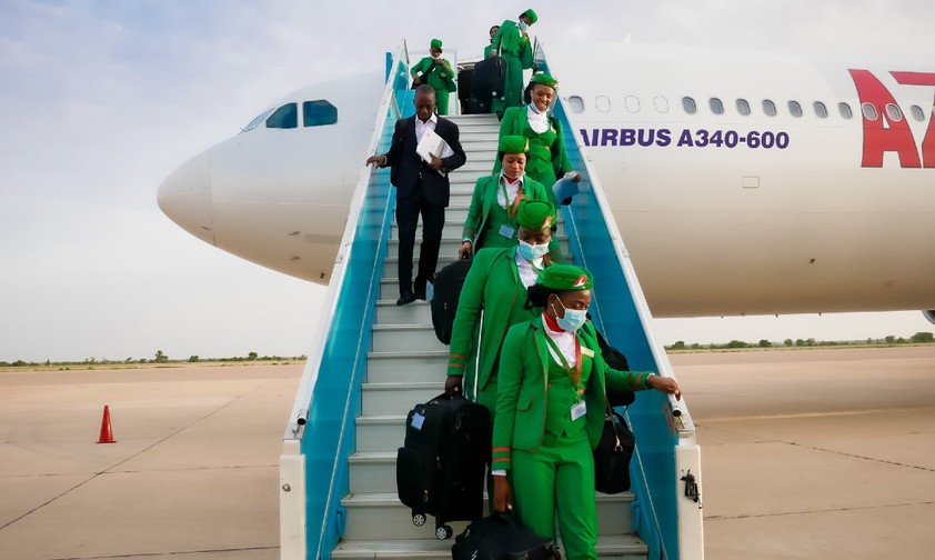 Die Crew verlässt den Airbus A340-600 von Azman Air: Der Flieger ...