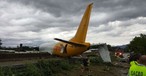 Boeing 737 schießt in Bergamo über Piste hinaus