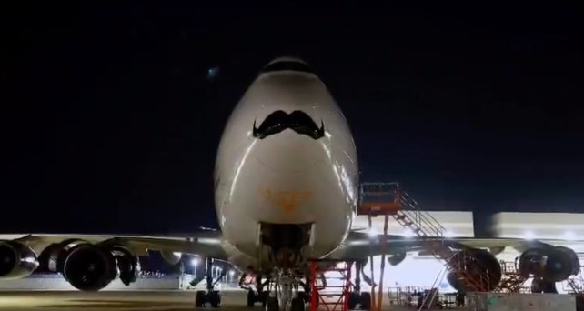 Boeing 747 mit Schnurrbart: Botschaft zum Movember.