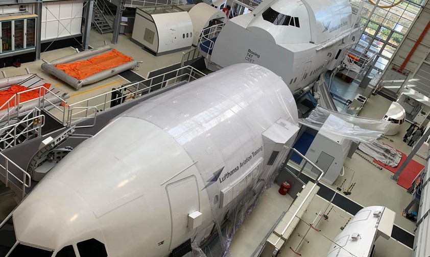 Kabinensimulatoren von Lufthansa Aviation Training: Hier kann man jede Notsituation trainieren.