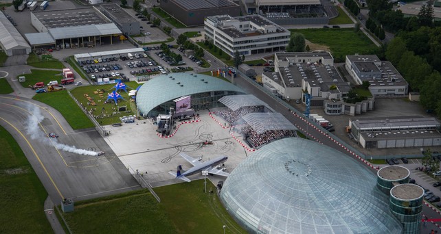 Hangar 7: Auch Museum für Luftfahrt- und Motorsportgeschichte mit einer großen Sammlung an historischen Flugzeugen.