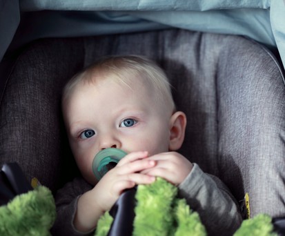 Baby im Kindersitz: Forscher wollen die Sitze sicherer machen.