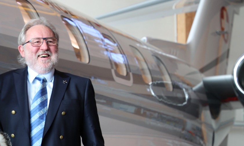 Oscar J. Schwenk vor einem PC-24: Er hat Pilatus Aircraft zwei Jahrzehnte lang geprägt.