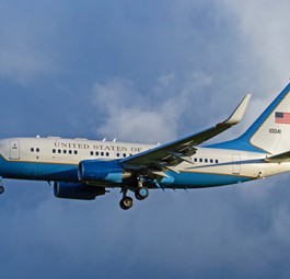 Die Boeing C-40 Clipper ist eine militärische Version der Boeing 737-700 C und wird von den USA für den Transport ranghoher Militärs und Politiker genutzt.