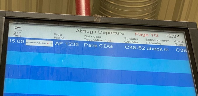Nur ein Flug aufgeführt: Die Anzeigetafel hat bereits Staub angesetzt.