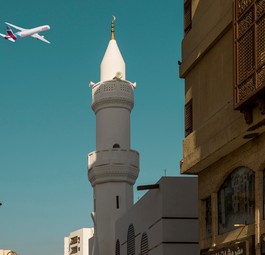 Ein Eurowings-Flugzeug über der Altstadt von Jeddah: Die Airline fliegt im Winter ab Stuttgart neu in die saudische Hafenstadt.